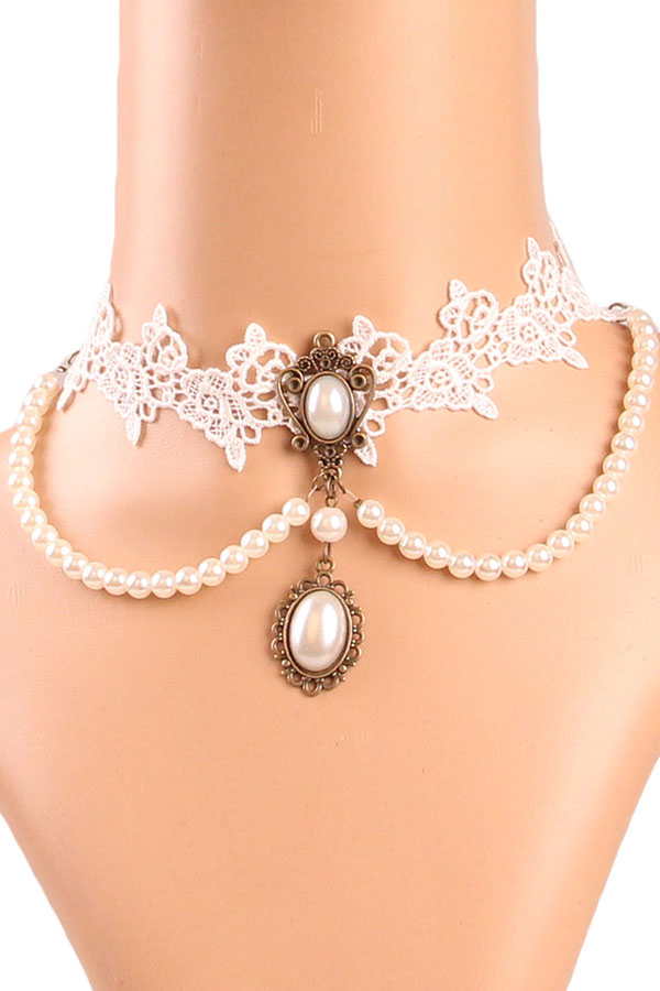 Halskette aus Weisser Spitze mit Perlen verziert